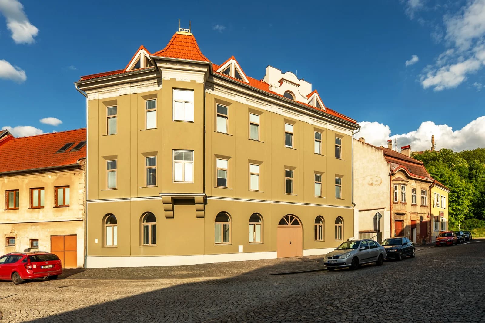 Husitské náměstí 555 — exteriér budovy