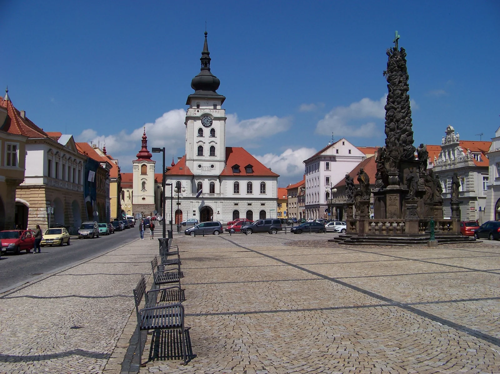 Náměstí Svobody v Žatci — radnice a trojiční sloup